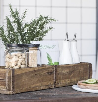 Foto av rustik trälåda med glasburkar och växtarrangemang
