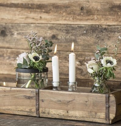 Bild av rustik trälåda med blommor och ljus