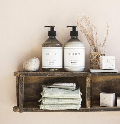 Foto av rustik trälåda med eleganta inredningsdetaljer