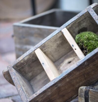 Bild av rustik murstensform med tre fack och mossa