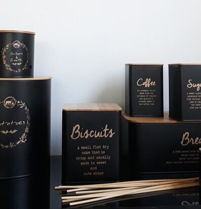 Plåtburk Biscuits från BOXinBAG i svart med trälock