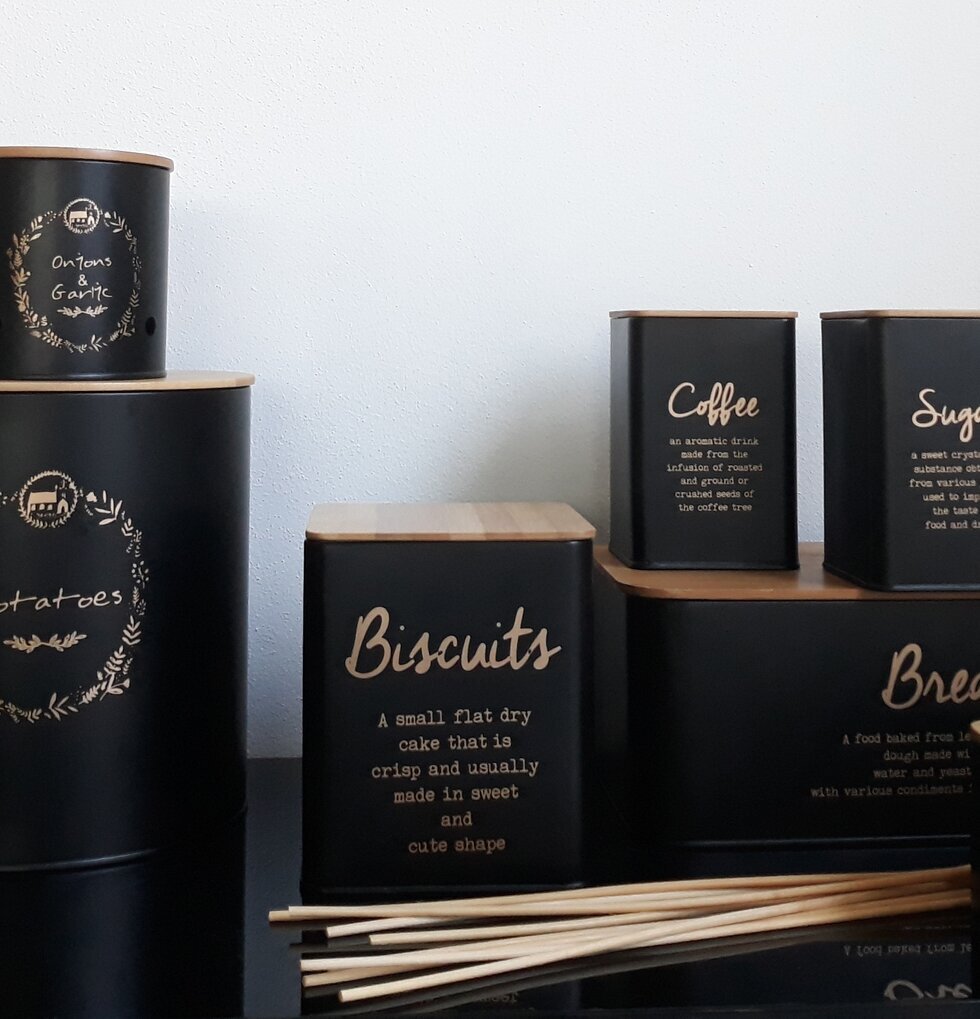 Plåtburk Biscuits från BOXinBAG i svart med trälock