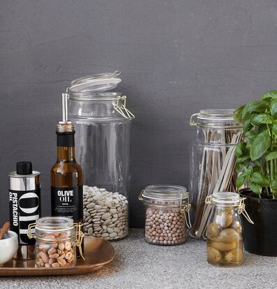 Bild av stilrena glasburkar och oljeflaskor i köket