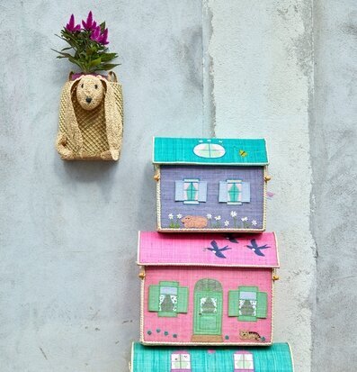 Foto av unik inredning med kaninkorg och förvaringshus