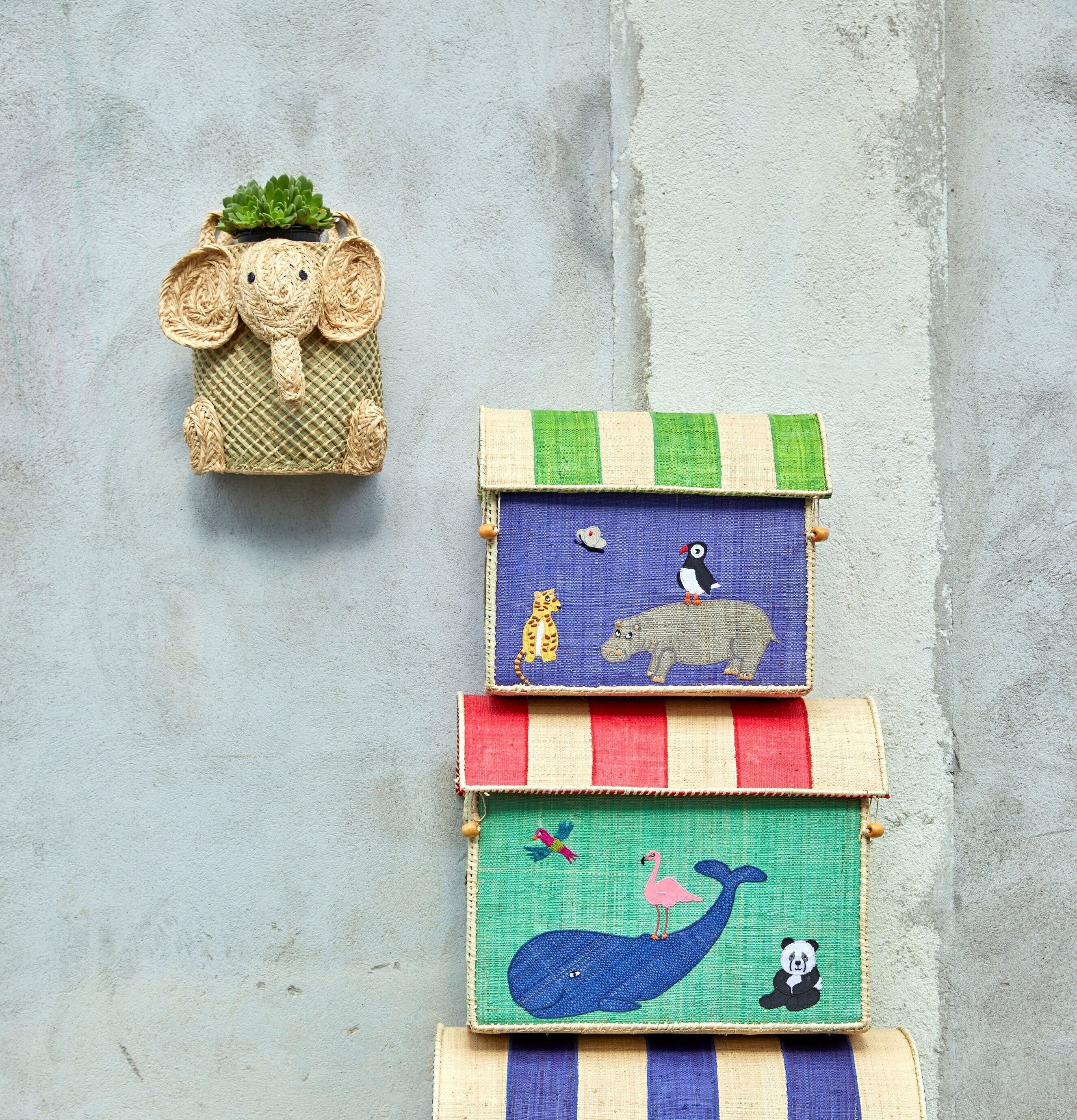 Bild av harmonisk interiör med förvaringslösningar