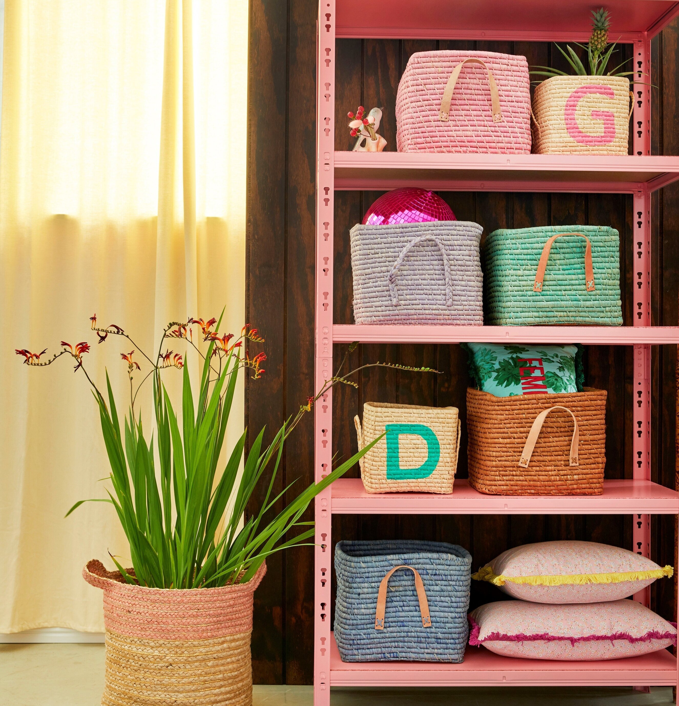 Bild av stilfull och praktisk förvaring i pastelltoner