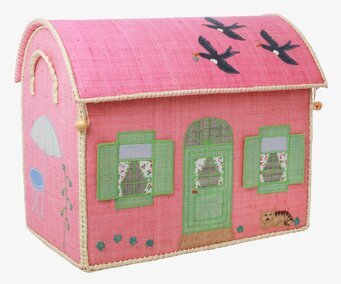 Bild av charmig rosa förvaringskorg formad som hus