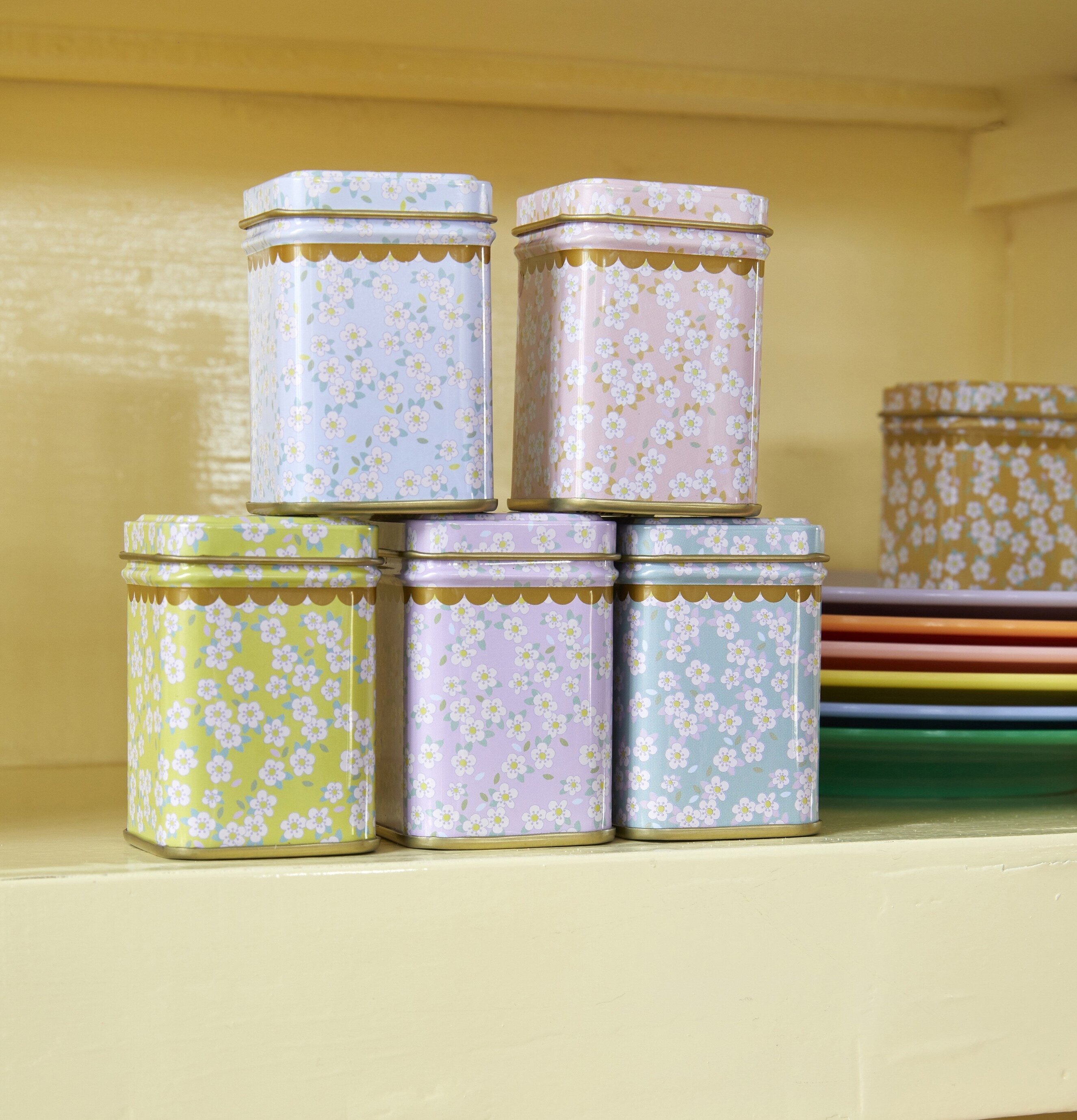 Liten Plåtburk Flower Prints från Rice på en ljus gul hylla