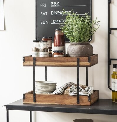 Bild av rustik köksmiljö med funktionella detaljer