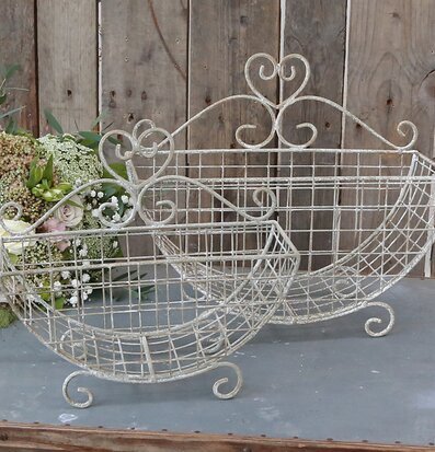 Foto av metallkorgar med hjärtdekor och blommor