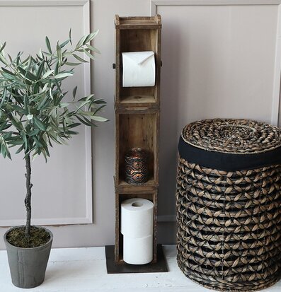 Bild av rustik toalettpappershållare och olivträd
