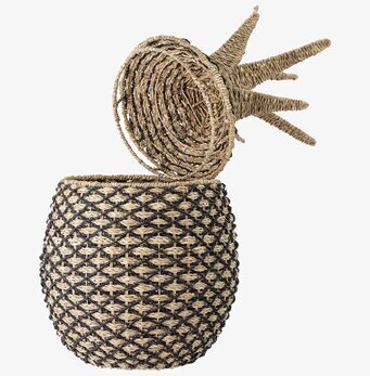 Foto av unik och dekorativ förvaringskorg i naturfiber