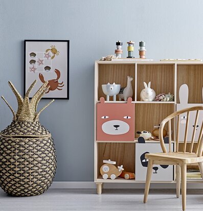 Bild av stilren och funktionell hörna med hylla