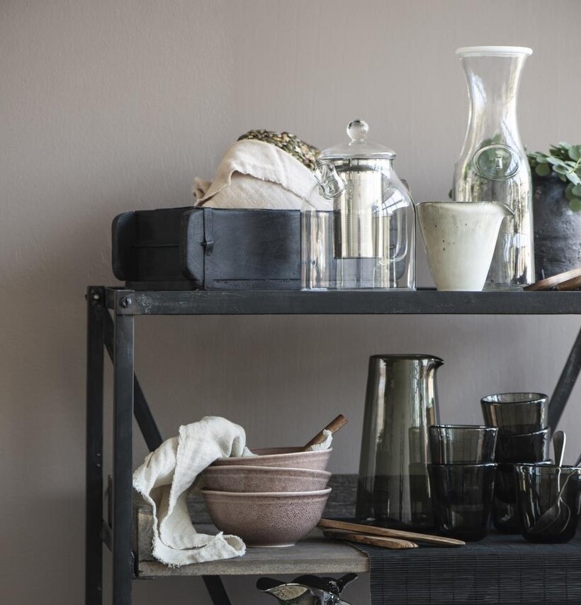 Bild av elegant hylla med köksartiklar och dekorationer