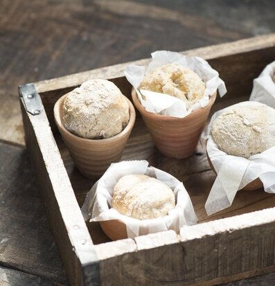 Foto av rustik trälåda med bröd i terrakottakrukor