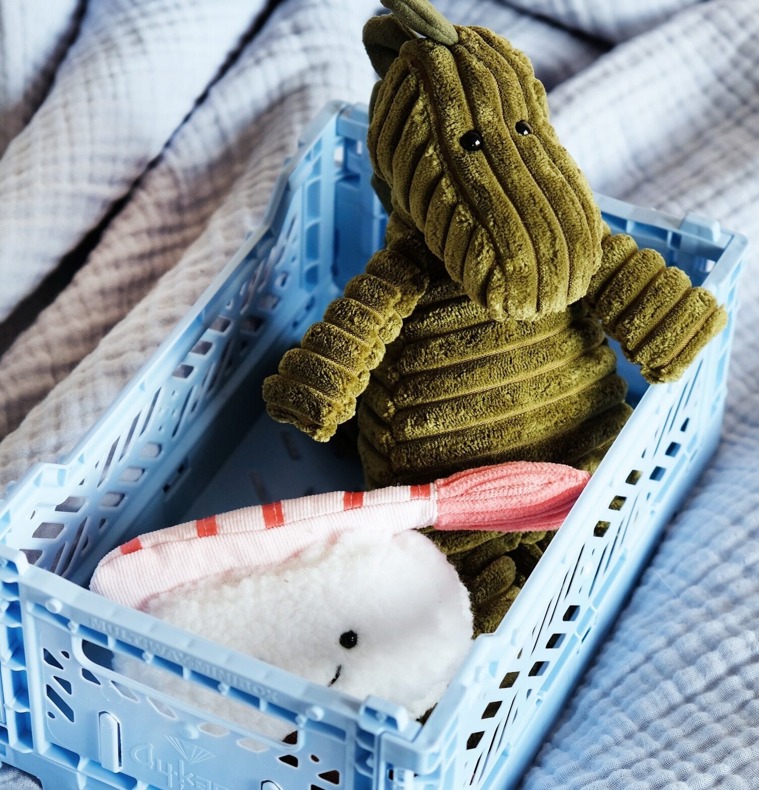 Förvaringsback Maxi Baby Blue från Aykasa fylld med gosedjur