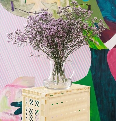 Bild av färgglad förvaring med konst och blommor