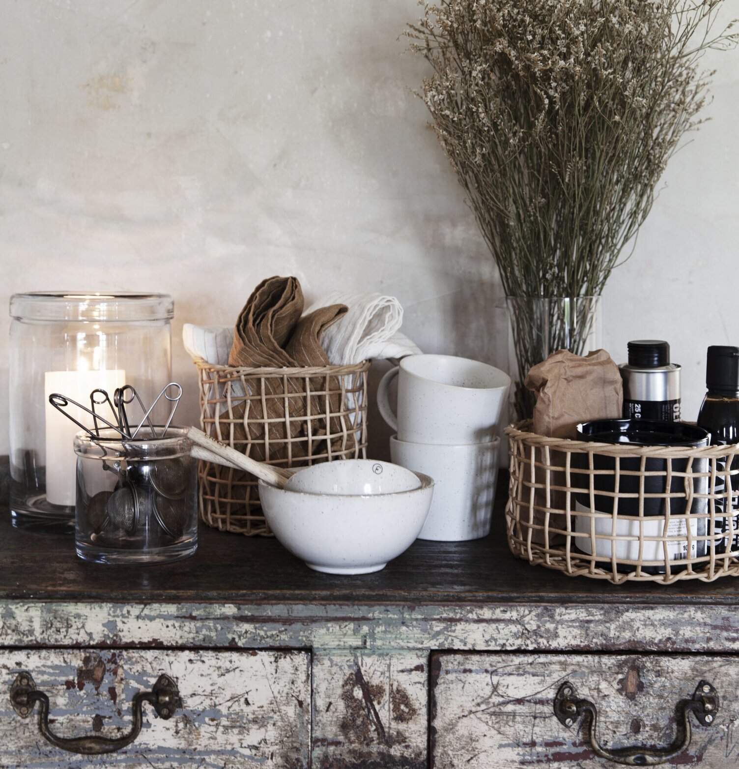 Korgar Set om 4 från Ernst på vintage byrå med dekorationer