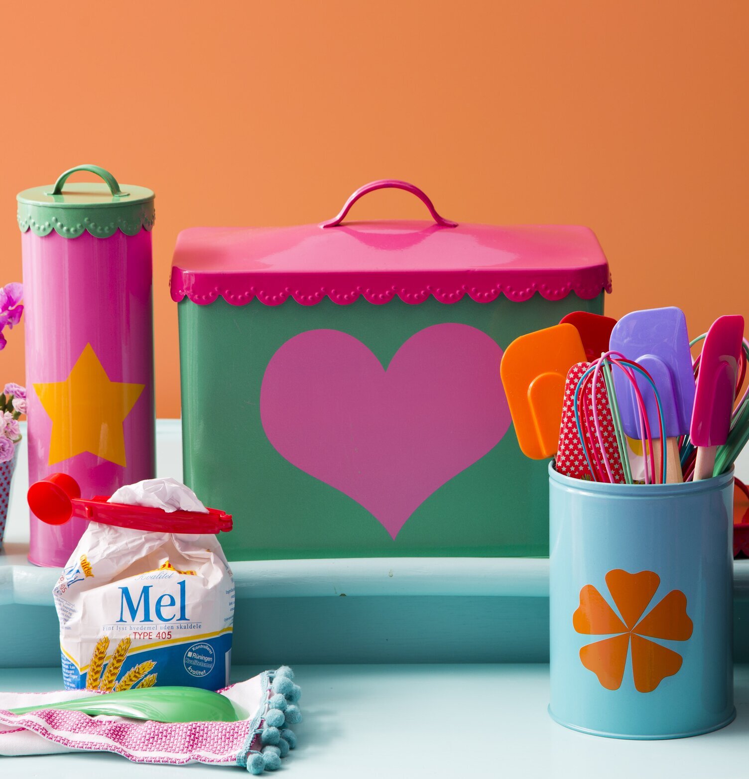 Plåtburk Klöver från Rice med färgglada köksartiklar