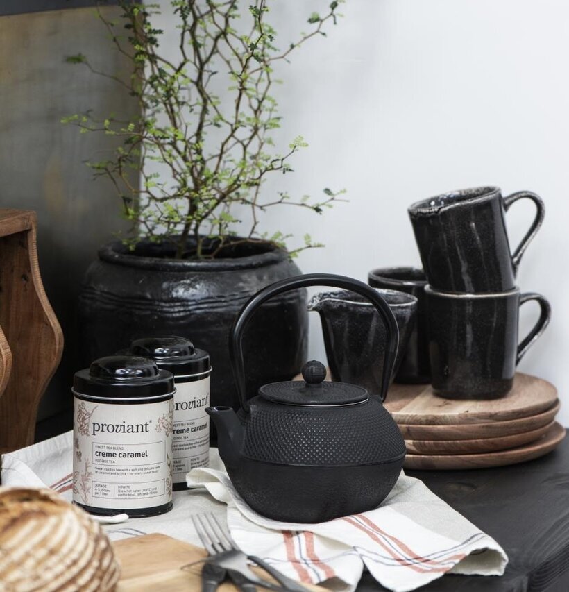 Te Rooibos Creme Caramel från IB Laursen i rustik köksmiljö