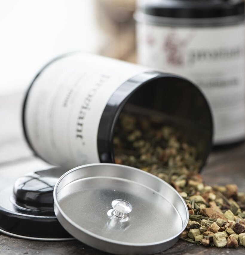 Te Örtte Cool Mint från IB Laursen på ett rustikt träbord