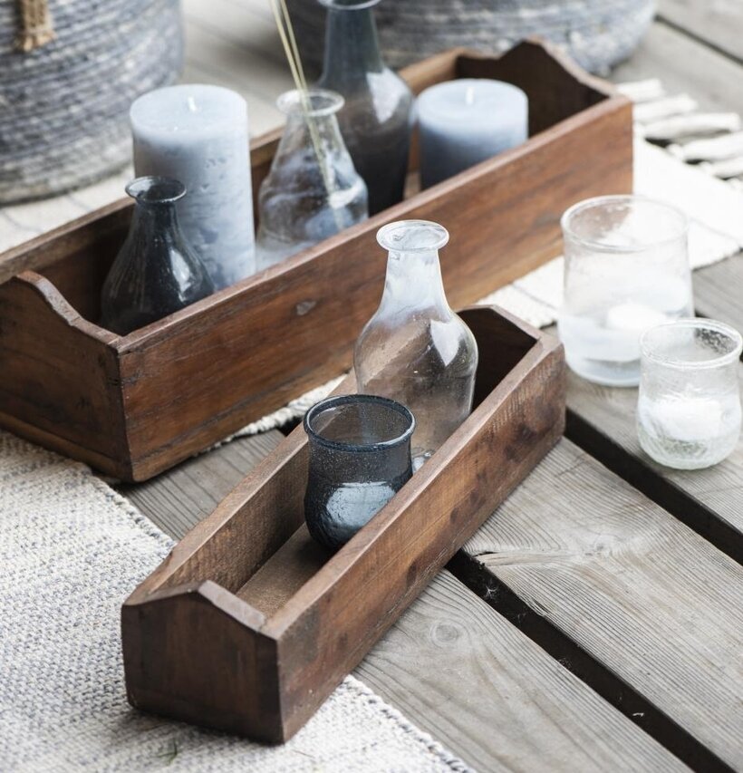 Bild av stilfulla trälådor och glas i harmonisk miljö