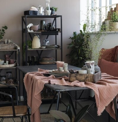 Bild av charmigt inrett rum med rustik och modern stil