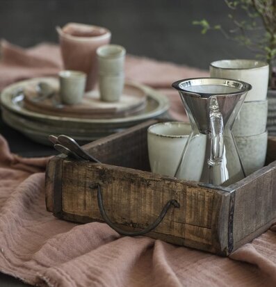 Bild av rustik trälåda med keramik och glaskaffefilter