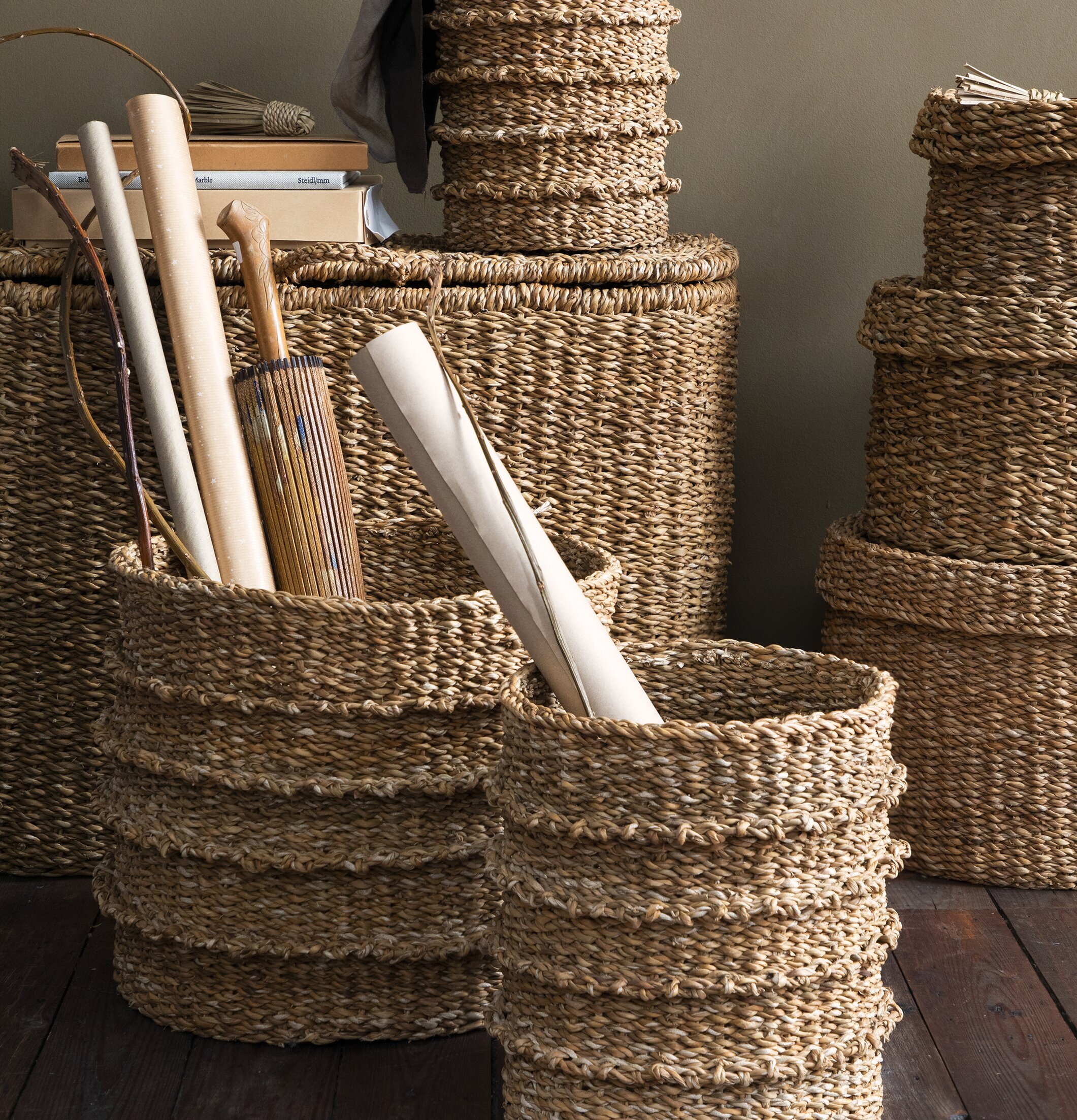 Bild av rustika korgar i harmonisk heminredning