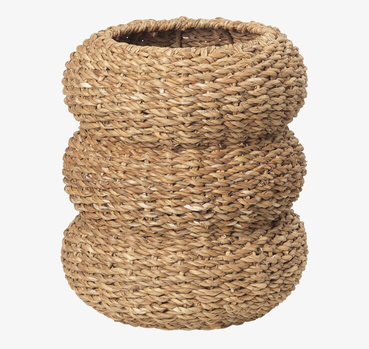 Foto av elegant korg i naturligt material och design