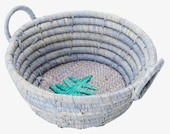 Foto av handbroderad korg med praktiska handtag