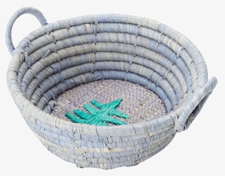 Liten Handbroderad Korg från Rice på vit bakgrund