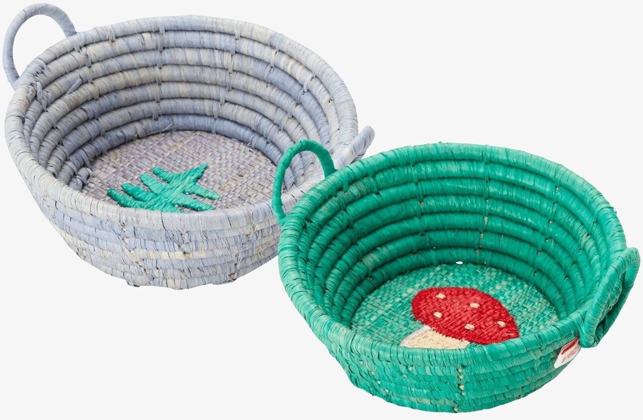 Bild av två dekorativa och funktionella handbroderade korgar