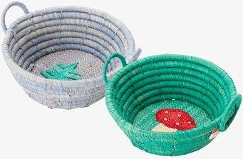 Bild av två dekorativa och funktionella handbroderade korgar