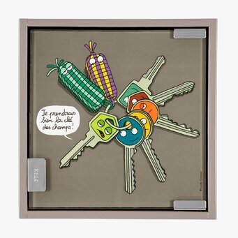 Bild av lekfullt nyckelskåp med färgglada detaljer