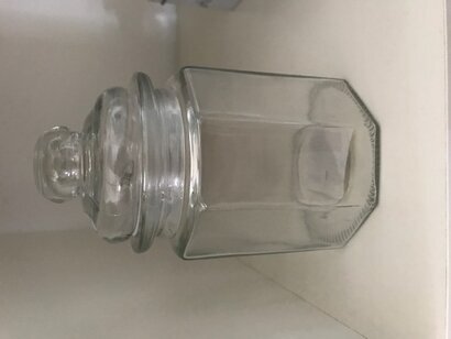 Foto av elegant och funktionell glasburk i sexkantig form