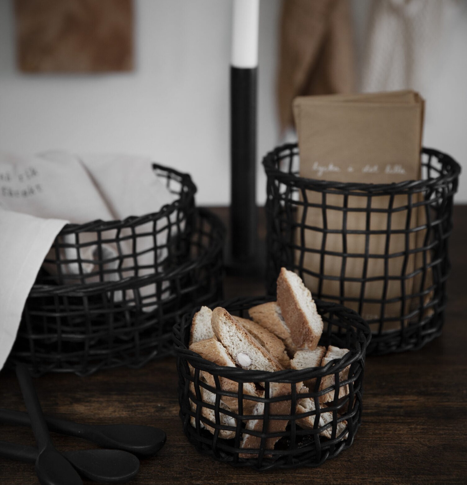 Korgar Set om 4 från Ernst på ett bord med olika föremål