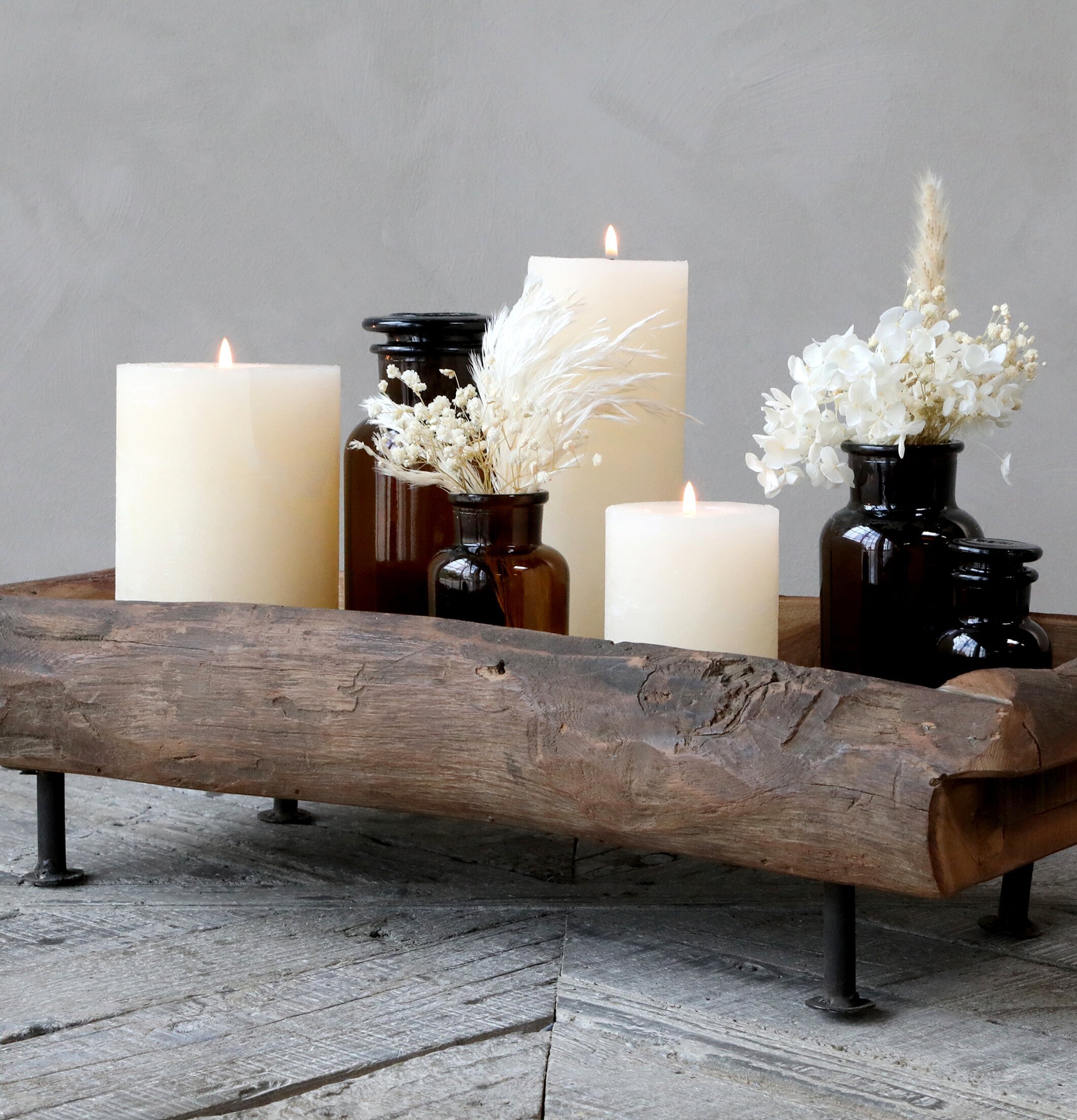 Bild av rustikt träfat med ljus och dekorativa flaskor