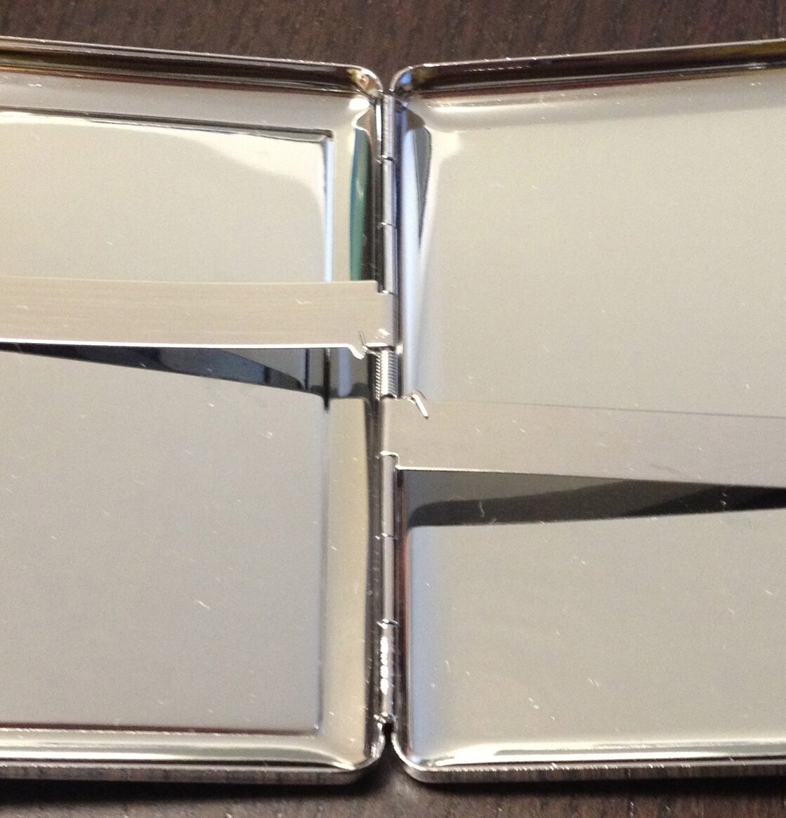 Cigarettetui Rosa från Derriére la porte på mörk träyta