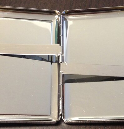 Bild av stilrent cigarettetui med spegelblank finish