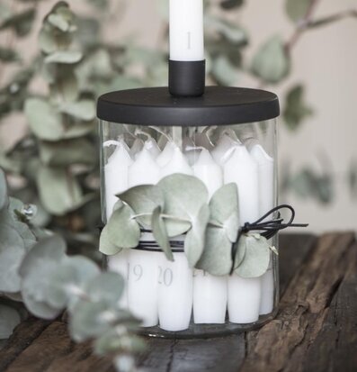 Foto av elegant ljusstake med förvaring och eucalyptus