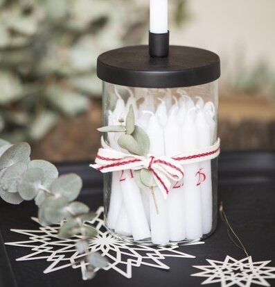 Bild av elegant ljusstake med praktisk förvaring