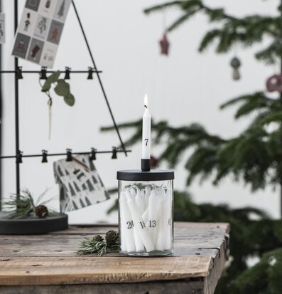 Bild av rustik scen med ljusstake och vinterdetaljer