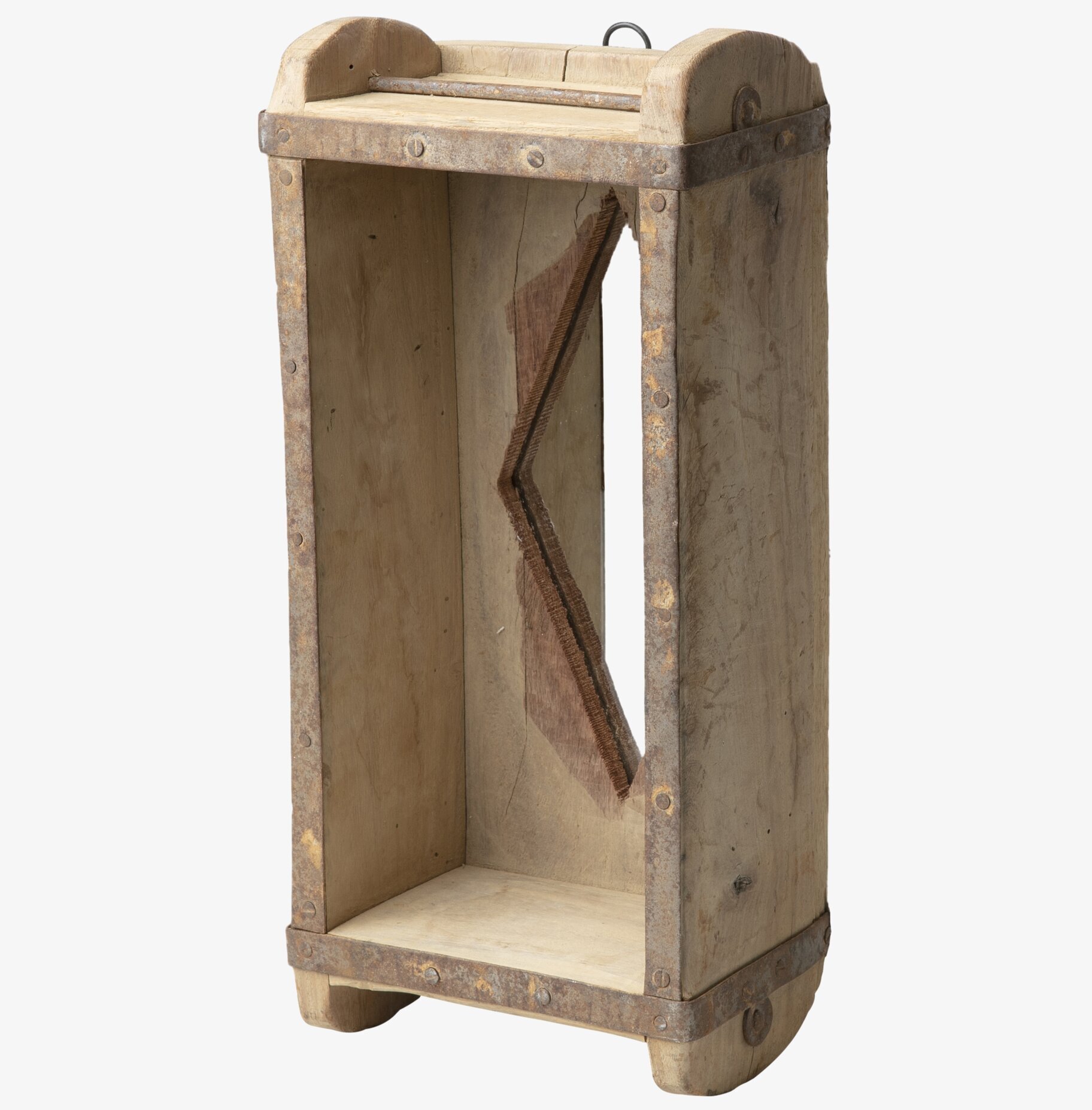 Bild av rustik trälåda med spegel och metallinslag