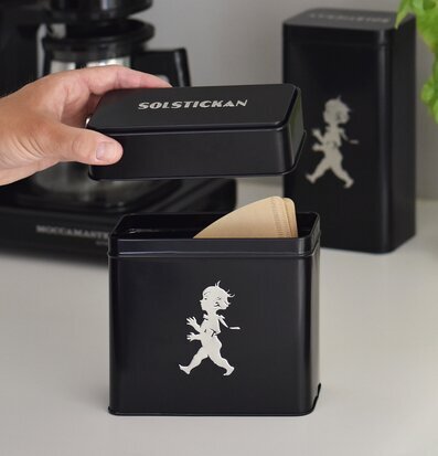 Plåtburk Kaffefilter Svart från Solstickan på köksbänk