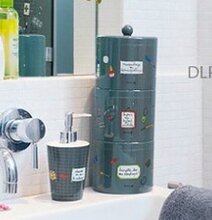 Bild av stilrent badrum med praktisk stapelbar box