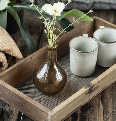 Bild av harmonisk träbricka med glasvas och koppar