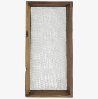 Foto av rustik träbricka med nät och naturlig charm