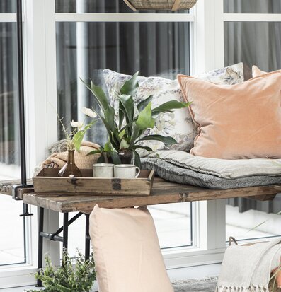 Bild av harmonisk interiör med naturliga inslag