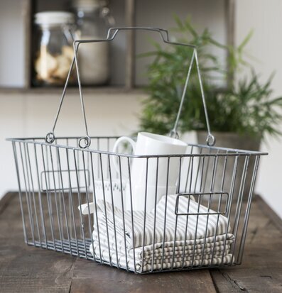 Foto av stilren trådkorg med handtag och detaljer